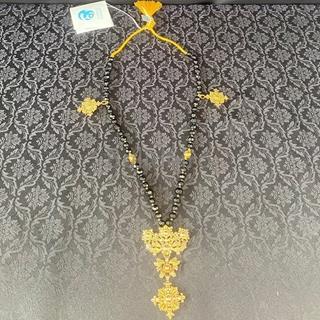 Colar negro e dourado con sapo e cruces laterais - Imaxe 1