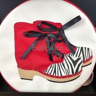 Funda modelo zoco en fondo vermello e con estampado de cebra - Imaxe 1